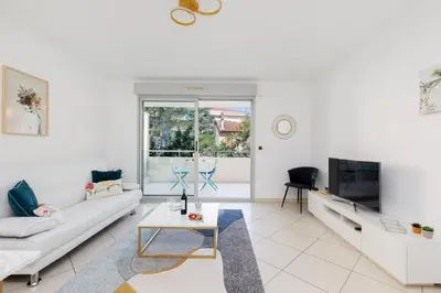 Télévision ou salle de divertissement dans l'établissement Fleury Home YourHostHelper