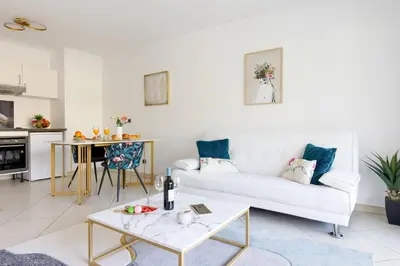 Cuisine ou kitchenette dans l'établissement Fleury Home YourHostHelper