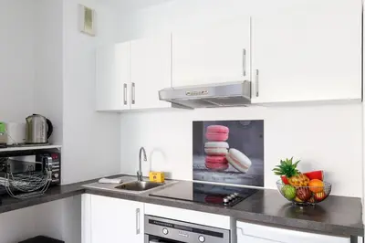 Cuisine ou kitchenette dans l'établissement Fleury Home YourHostHelper