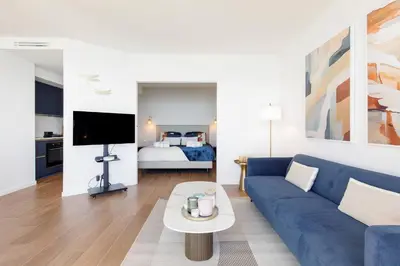 Télévision ou salle de divertissement dans l'établissement Juan les pins Suite luxueuse front de mer