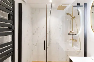 Salle de bains dans l'établissement Juan les pins Suite luxueuse front de mer