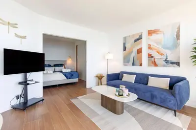 Télévision ou salle de divertissement dans l'établissement Juan les pins Suite luxueuse front de mer
