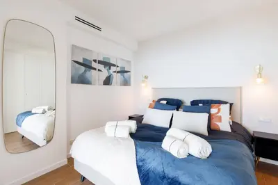 Un ou plusieurs lits dans un hébergement de l'établissement Juan les pins Suite luxueuse front de mer