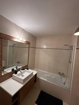 Salle de bains dans l'établissement Les Jardins de Louis