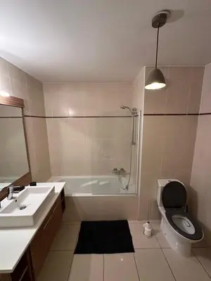 Salle de bains dans l'établissement Les Jardins de Louis