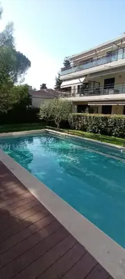 Piscine de l'établissement Les Jardins de Louis ou située à proximité