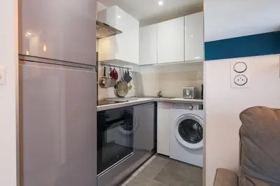 Cuisine ou kitchenette dans l'établissement Antibes centre à 2 pas de la vieille ville, plages