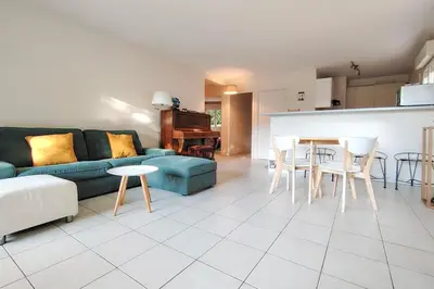 Cuisine ou kitchenette dans l'établissement Charming & bright flat with AC Garden 300m and Closed Garage - BENAKEY
