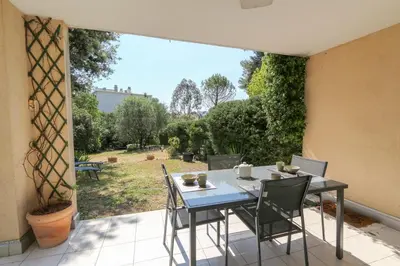Jardin de l'établissement Charming & bright flat with AC Garden 300m and Closed Garage - BENAKEY