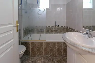 Salle de bains dans l'établissement Charming & bright flat with AC Garden 300m and Closed Garage - BENAKEY