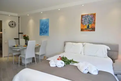Un ou plusieurs lits dans un hébergement de l'établissement AU PORT - BRAND NEW flat w 1 bedroom, balcony, parking, AC