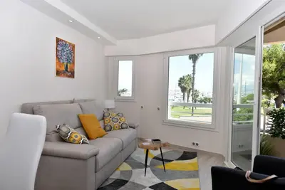 Coin salon dans l'établissement AU PORT - BRAND NEW flat w 1 bedroom, balcony, parking, AC