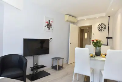Télévision ou salle de divertissement dans l'établissement AU PORT - BRAND NEW flat w 1 bedroom, balcony, parking, AC