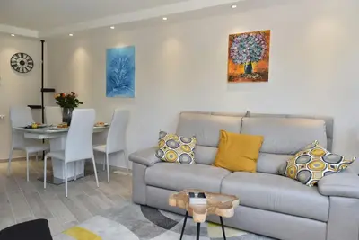 Coin salon dans l'établissement AU PORT - BRAND NEW flat w 1 bedroom, balcony, parking, AC