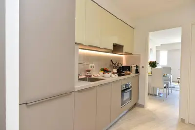 Cuisine ou kitchenette dans l'établissement AU PORT - BRAND NEW flat w 1 bedroom, balcony, parking, AC