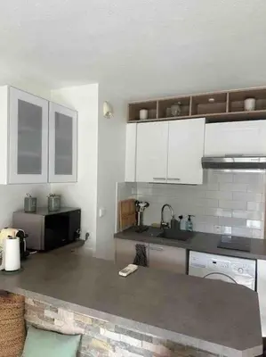 Cuisine ou kitchenette dans l'établissement Appt en RDJ à 2 min de la plage
