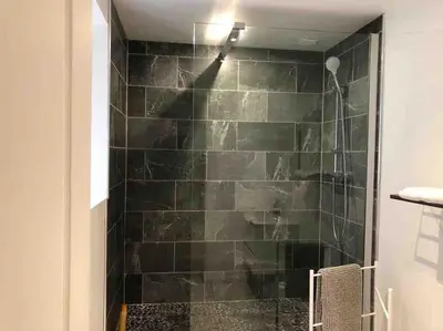 Salle de bains dans l'établissement MARIE ANTOINETTE