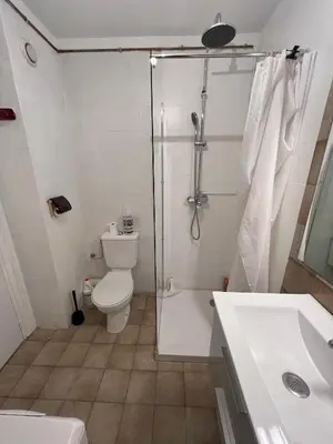 Salle de bains dans l'établissement Azur Bleu