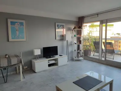 Télévision ou salle de divertissement dans l'établissement Byblos studio vue mer