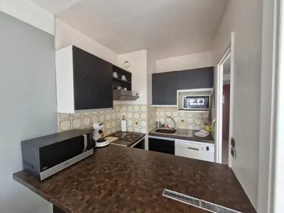 Cuisine ou kitchenette dans l'établissement Byblos studio vue mer
