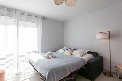 Un ou plusieurs lits dans un hébergement de l'établissement A5 - Staywiz us -Modern Studio 5 min to Sea - Pool & Garage