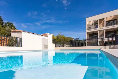 Piscine de l'établissement A5 - Staywiz us -Modern Studio 5 min to Sea - Pool & Garage ou située à proximité