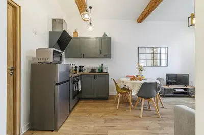 Cuisine ou kitchenette dans l'établissement Old town Antibes Superb new flat, for 3, AC, Wi-Fi