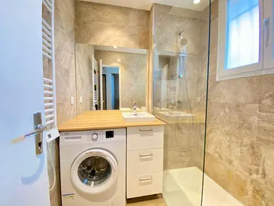 Salle de bains dans l'établissement Le Grand Palais SCLS - Clim, Wifi, Vue Mer