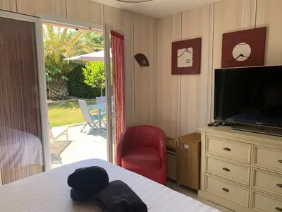 Télévision ou salle de divertissement dans l'établissement French Riviera Villa