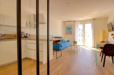 Cuisine ou kitchenette dans l'établissement Cannes Croisette - 4 Personnes - Vue mer