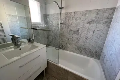 Salle de bains dans l'établissement Antibes sea view near Ilette - Sleeps 4 - Parking