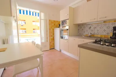 Cuisine ou kitchenette dans l'établissement Antibes city center - 1 bedroom - 4 People