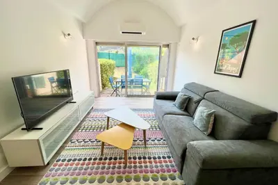 Télévision ou salle de divertissement dans l'établissement Antibes - 4 People - Swimming pool Tennis Garage