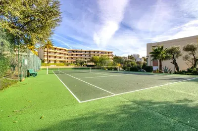 Tennis ou squash au sein de l'appartement ou à proximité