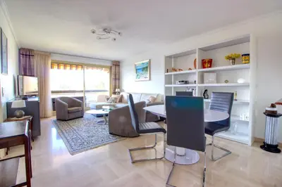 Coin salon dans l'établissement Antibes 4 people - Swimming pool and Tennis - Garage