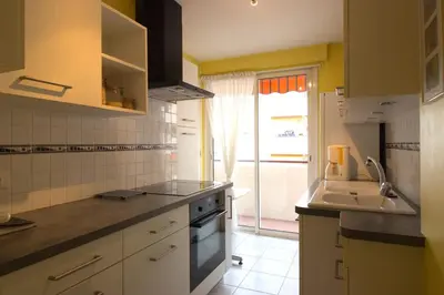 Cuisine ou kitchenette dans l'établissement Antibes Centre Ville - 4 Personnes - Garage