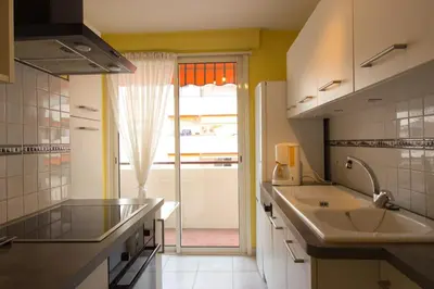 Cuisine ou kitchenette dans l'établissement Antibes Centre Ville - 4 Personnes - Garage