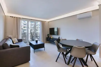 Coin salon dans l'établissement Antibes Calm: Your Coastal Haven