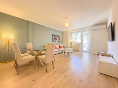 Télévision ou salle de divertissement dans l'établissement Le Palm by Winsome Destination