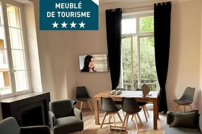 Télévision ou salle de divertissement dans l'établissement Augusta Palace - T3 **** 74m² - 150m Croisette
