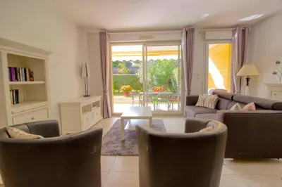 Coin salon dans l'établissement Golfe Juan - 4 People - Swimming Pool - Private Parking