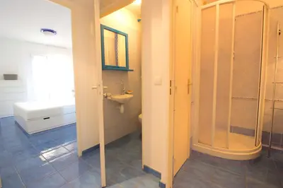 Salle de bains dans l'établissement Golfe Juan - 4 People - Sea View - Swimming Pool - Garage