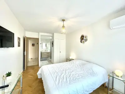Un ou plusieurs lits dans un hébergement de l'établissement Vezelay 3 luxury 3 bedrooms, by Welcome to Cannes