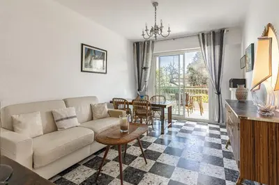 Coin salon dans l'établissement In the heart of the Cap d'Antibes lovely flat