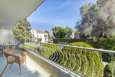 Balcon ou terrasse dans l'établissement In the heart of the Cap d'Antibes lovely flat