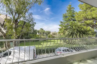 Balcon ou terrasse dans l'établissement In the heart of the Cap d'Antibes lovely flat