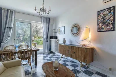 Coin salon dans l'établissement In the heart of the Cap d'Antibes lovely flat