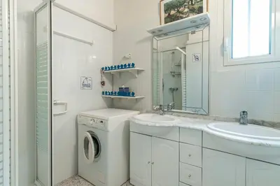 Salle de bains dans l'établissement In the heart of the Cap d'Antibes lovely flat