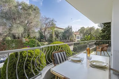 Balcon ou terrasse dans l'établissement In the heart of the Cap d'Antibes lovely flat