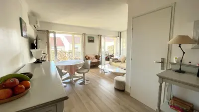 Coin salon dans l'établissement Comfortable and modern two bedroom